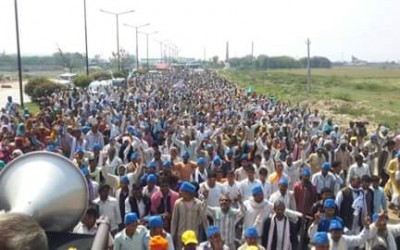 80,000 people are walking to Delhi